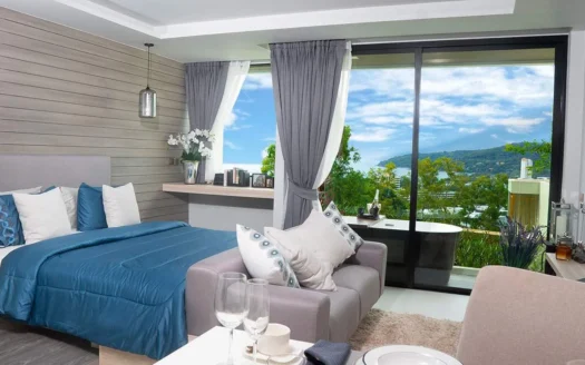 Спальня с бирюзовым покрывалом и балконом с видом на холмы и воду