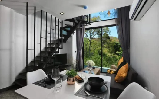 Обеденная зона с черной металлической лестницей и стеклянной балконной дверью