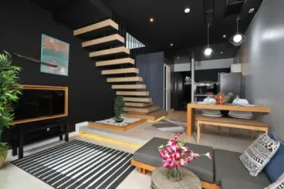 Современная гостиная с парящими деревянными ступенями и камином