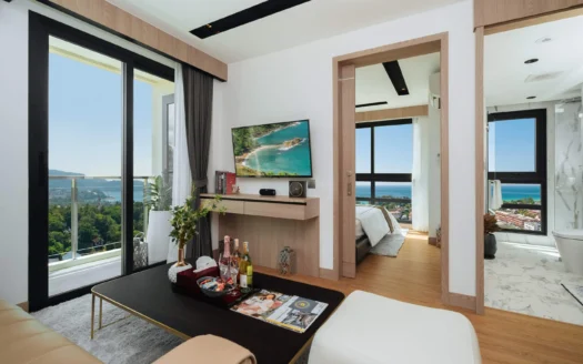 Светлая гостиная с балконными дверями, видом на море и телевизором