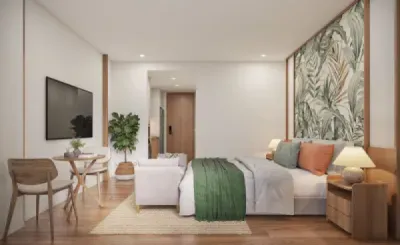 Яркий номер отеля с пальмовым акцентом на стене и белой мебелью