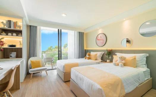 Яркая гостиничная комната с двумя кроватями и плюшевым медведем