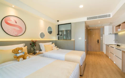 Номер с двумя кроватями, фламинго на стене, плюшевый медведь