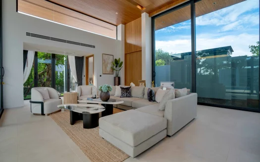 Гостиная с бежевым угловым диваном и стеклянными стенами