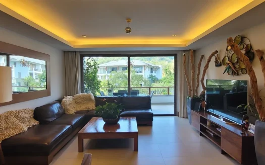 Яркая гостиная с кожаным диваном и балконными дверями