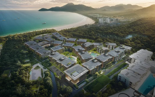 Аэрообзор курортного побережья с низкими корпусами и пляжем