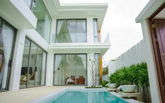 Современная белая вилла с стеклянными стенами и бассейном