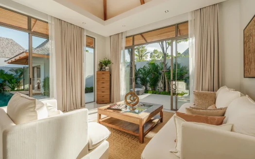 Яркая гостиная с белыми диванами и раздвижными дверями к бассейну