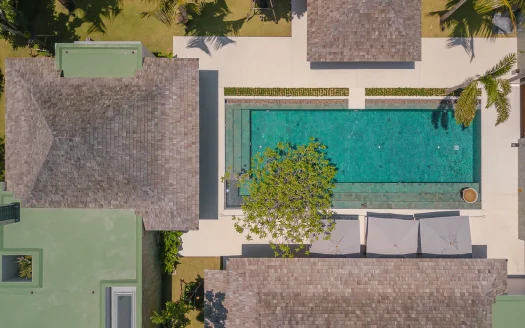 Воздушный снимок усадьбы с бирюзовым бассейном и пальмами