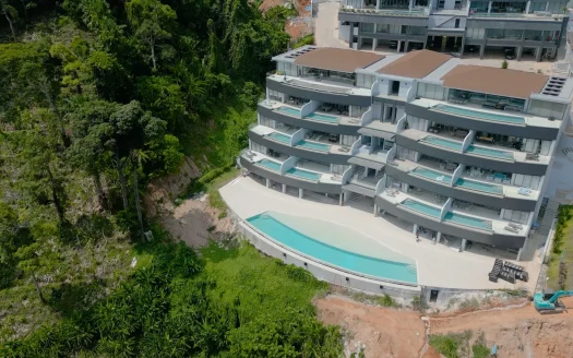 Изогнутое современное здание с балконами и бассейном