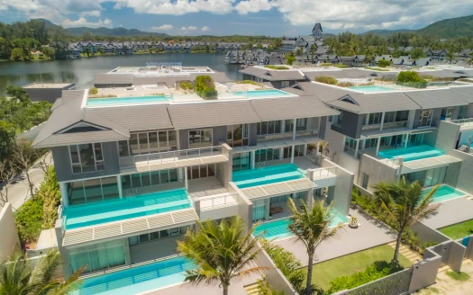 Воздушный вид на современный комплекс вилл с бирюзовыми бассейнами