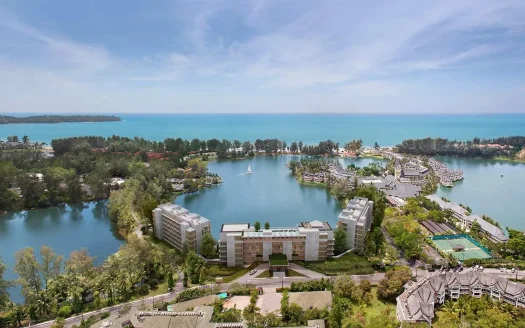 Сверху вид на курорт вокруг центрального озера и море вдали