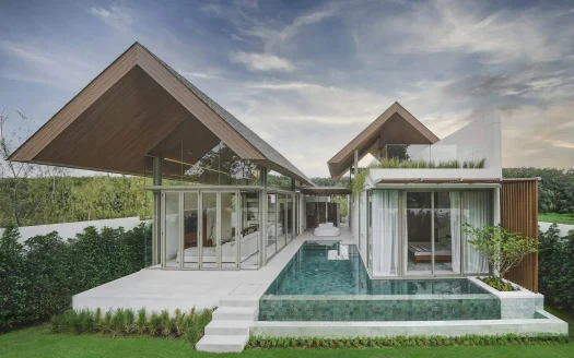 Современная стеклянная вилла с двумя скошенными деревянными крышами и бирюзовым бассейном