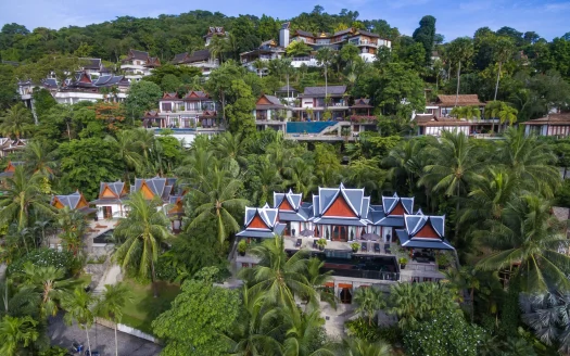 Курорт на склоне с многоярусными крышами и пальмами