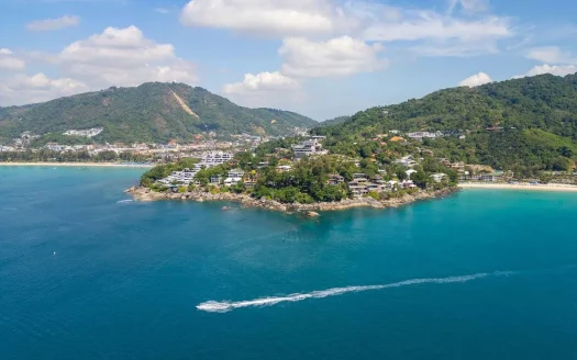 Аэросъемка прибрежного острова с виллами на холмах вдоль побережья