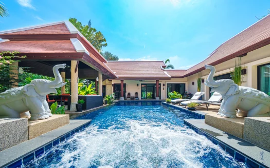 Открытый бассейн, окружён двумя белыми статуями слонов