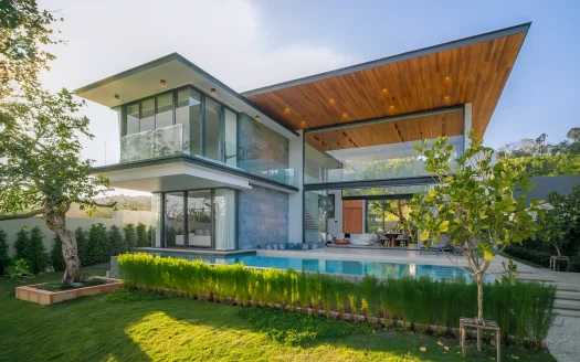 Современный двухэтажный дом с стеклянными стенами и бассейном