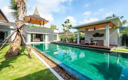 Современная вилла с бирюзовым бассейном и деревянной террасой