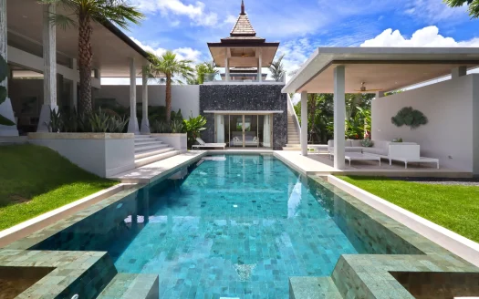 Внешний бассейн с бирюзовой плиткой, пальмами и павильоном