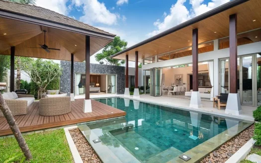 Открытая терраса у бассейна с деревянной платформой и стеклянными дверями