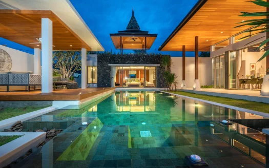 Вечерний вид на роскошную виллу с подсвеченным бассейном