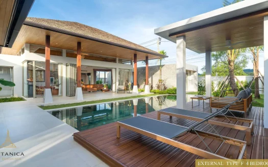 Открытый бассейн с деревянной палубой и лежаками