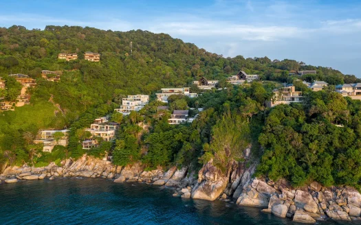 Воздушный вид на виллы на склоне над скалистым побережьем