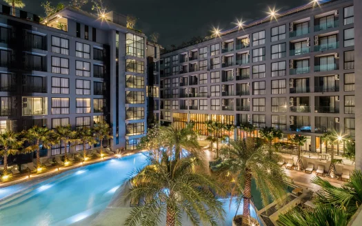 Ночной внешний вид современного отельного двора с бассейном и пальмами