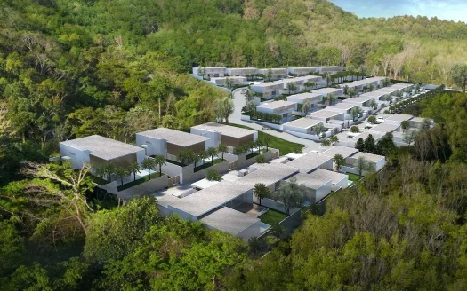 Крупный вид сверху на современные белые виллы вдоль холма в лесу