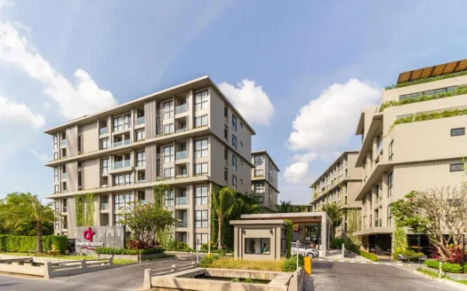 Экстерьер современного бежевого жилого комплекса с балконами