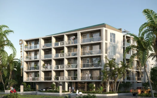 Современное четырехэтажное здание с балконами и пальмами