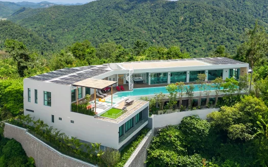 Современная вилла на холме с длинной стеклянной фасадой и бассейном