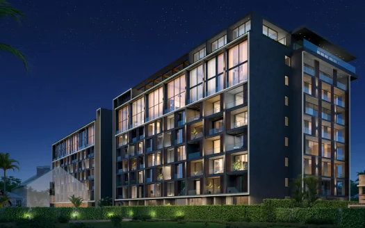 Ночной внешний вид современного стеклянного фасада жилого дома