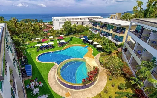 Воздушный вид на изогнутый комплекс бассейнов и океан