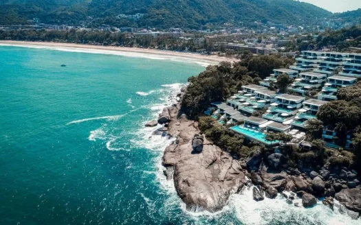 Аэрофотосъемка бирюзового моря у скалистого курортного побережья