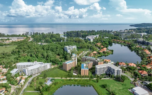 Аэрофотосъемка курортного комплекса у моря среди зелени деревьев