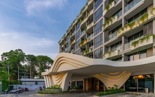 Изогнутый белый вход с волнообразным дизайном и стеклянным фасадом