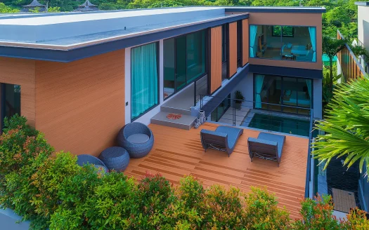 Уличная терраса с деревянной палубой и синими шезлонгами