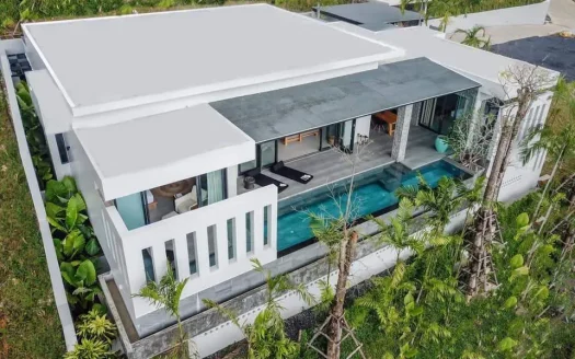 Аэрофотосъемка современной белой виллы с прямоугольным бассейном