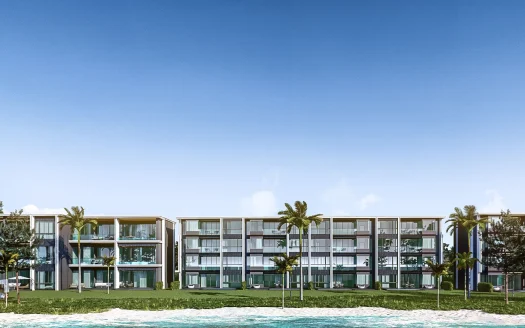 Современные стеклянные жилые дома вдоль пляжа с пальмами