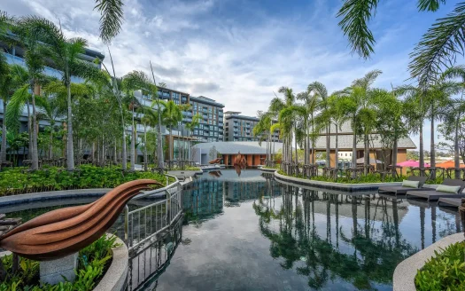 Уличная зона бассейна с пальмами и современными зданиями