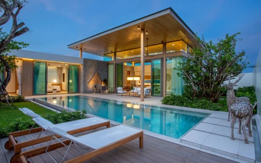Роскошная современная вилла с бассейном и стеклянными стенами в сумерках
