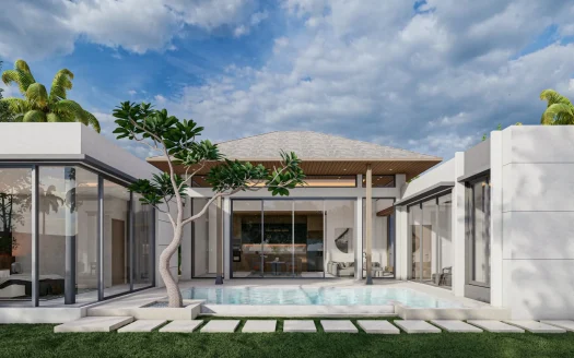 Современный дом со стеклянными стенами вокруг бассейна во внутреннем дворе днем