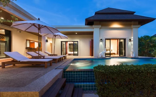 Вечерний вид на виллу с террасой, бассейном и шезлонгами