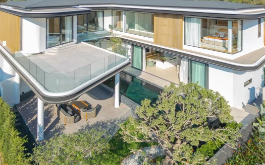 Воздушный снимок современного дома с застекленными балконами и бассейном