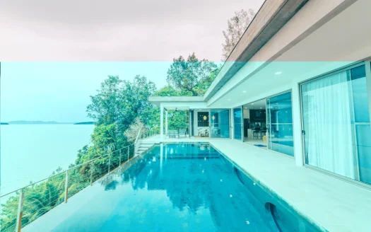 Терраса у бассейна с стеклянными дверьми, выходящими к морю