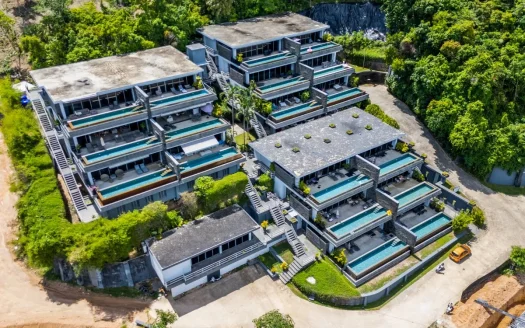 Аэрофотосъемка многоуровневого комплекса вилл с бассейнами и зеленью