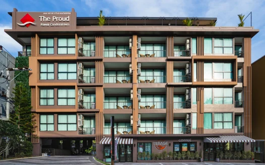 Коричневое современное здание кондоминиума с множеством стеклянных окон и балконов