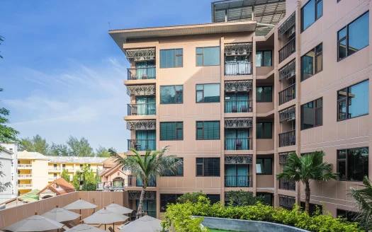 Бежевое здание с балконами над территорией бассейна