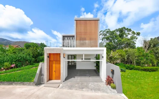 Передний вид современного белого дома с деревянными рейками и навесом